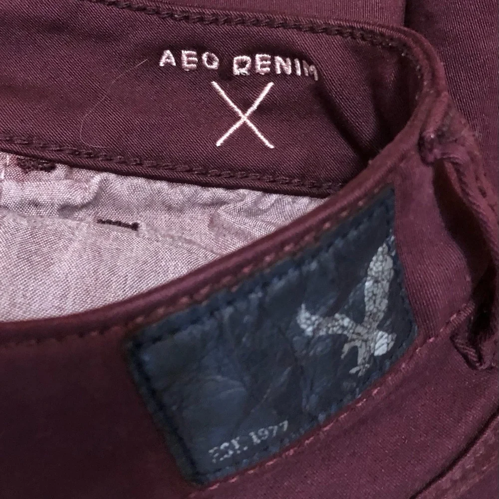 American Eagle Outfitters Super Stretch Hi-Rise Shortie Burgundy Shorts, size 4 - Picture 3 of 6